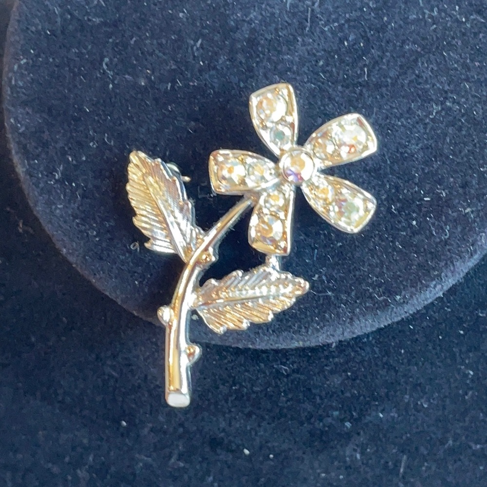 Sarah Coventry silver tone flower brooch